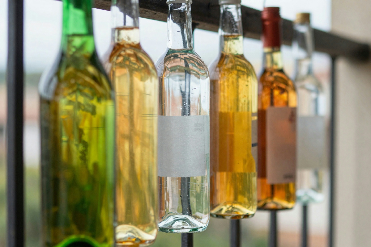 Ho appeso bottiglie di acqua e aceto sul balcone: il risultato è stato incredibile e inaspettato