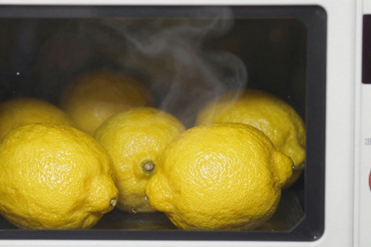 Il trucco del limone nel microonde che rivoluzionerà la tua routine in cucina