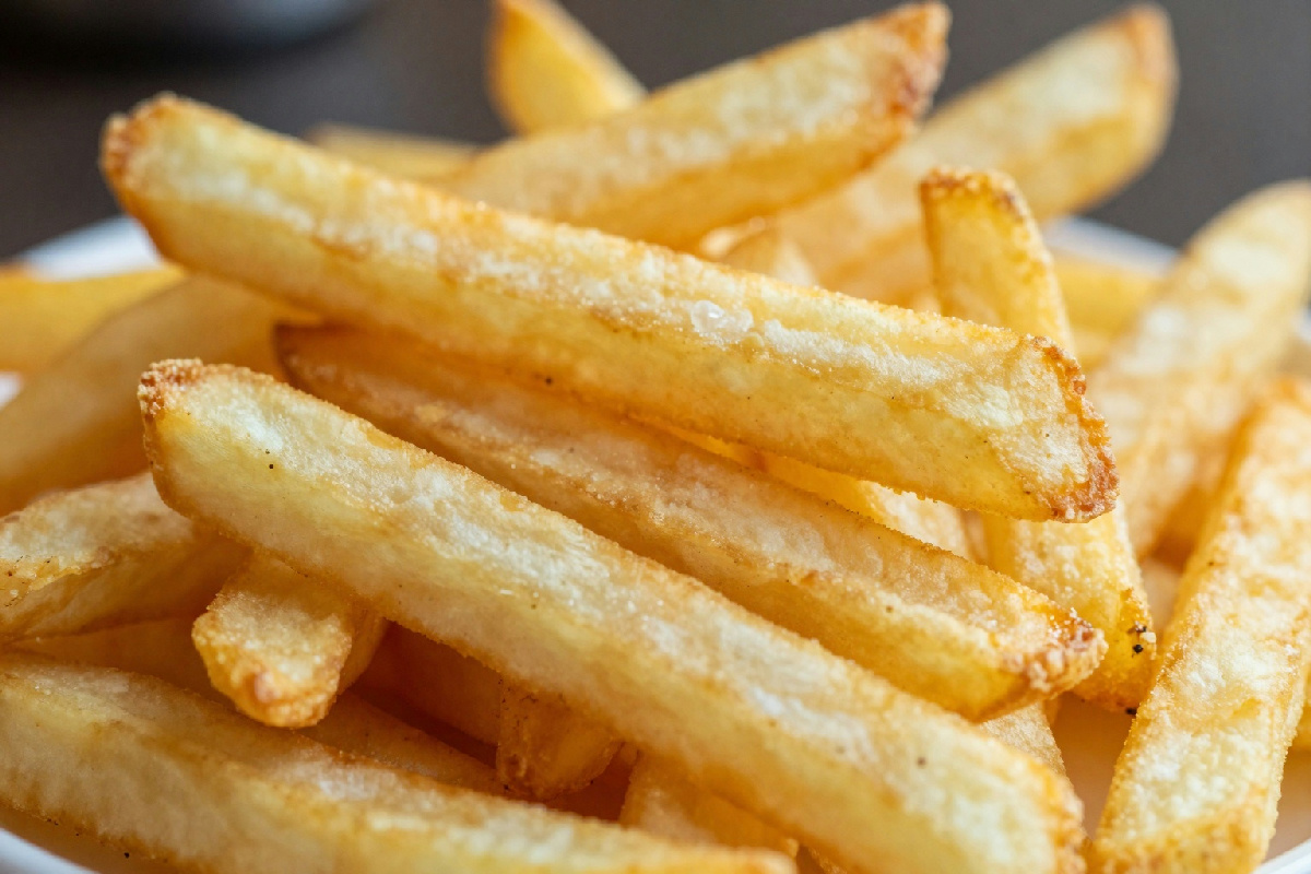 Patatine fritte da ristorante: il trucco della doppia frittura che cambia tutto in cucina