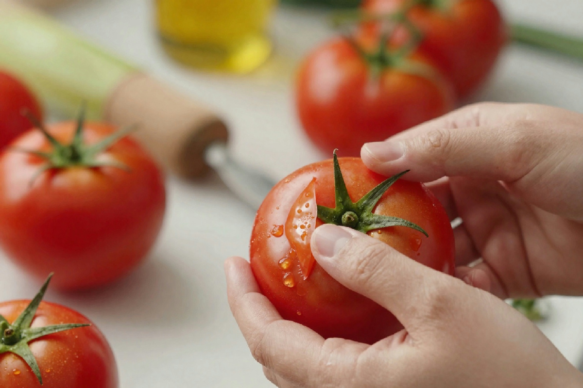 Togliere la pelle ai pomodori in un batter d'occhio: il trucco veloce che semplifica la vita in cucina